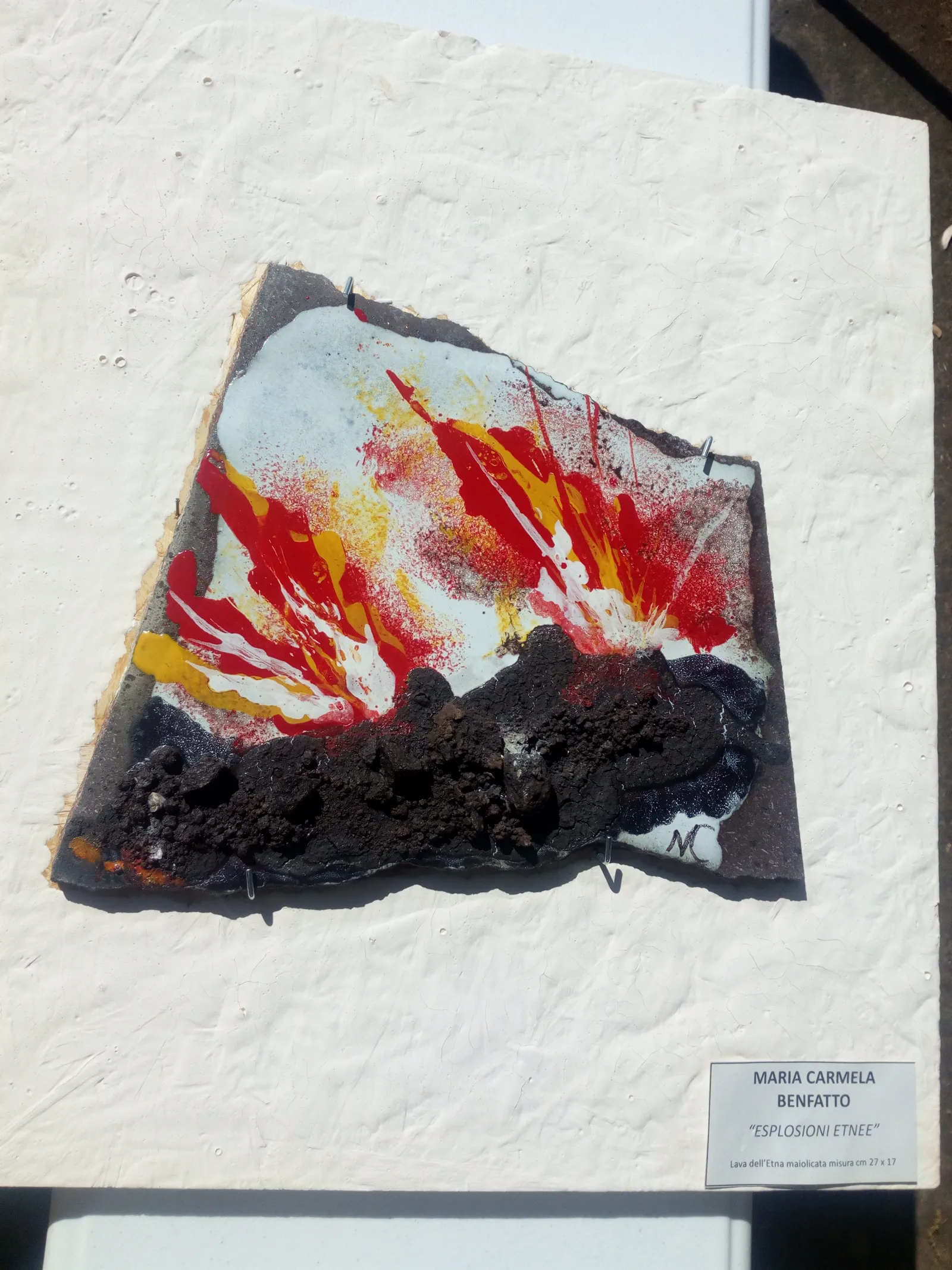 Frammento di lava dell'Etna nera maiolicata con esplosioni di smalto rosso e giallo, opera Esplosioni Etnee.