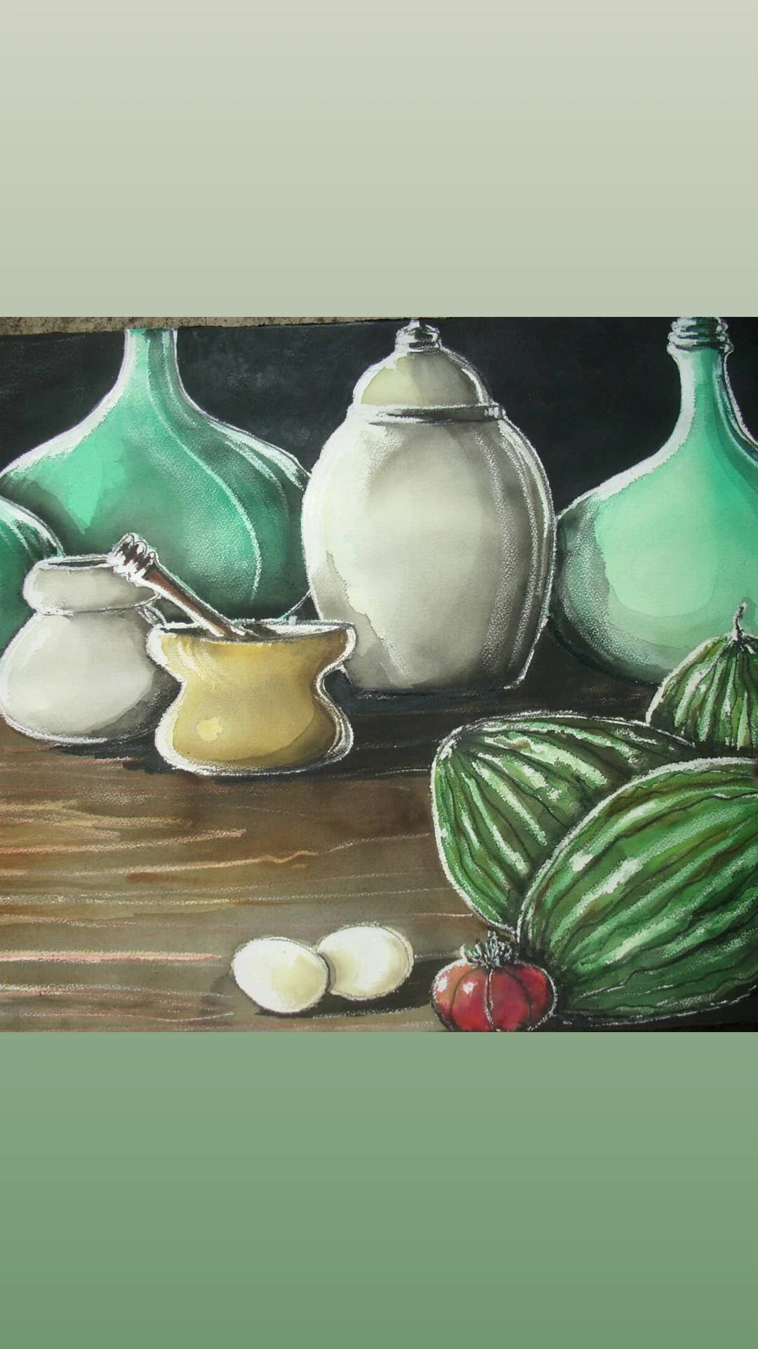 Composizione con vasi verde scuro e bianchi, pomodoro rosso, cocomero verde a fette e uova bianche.