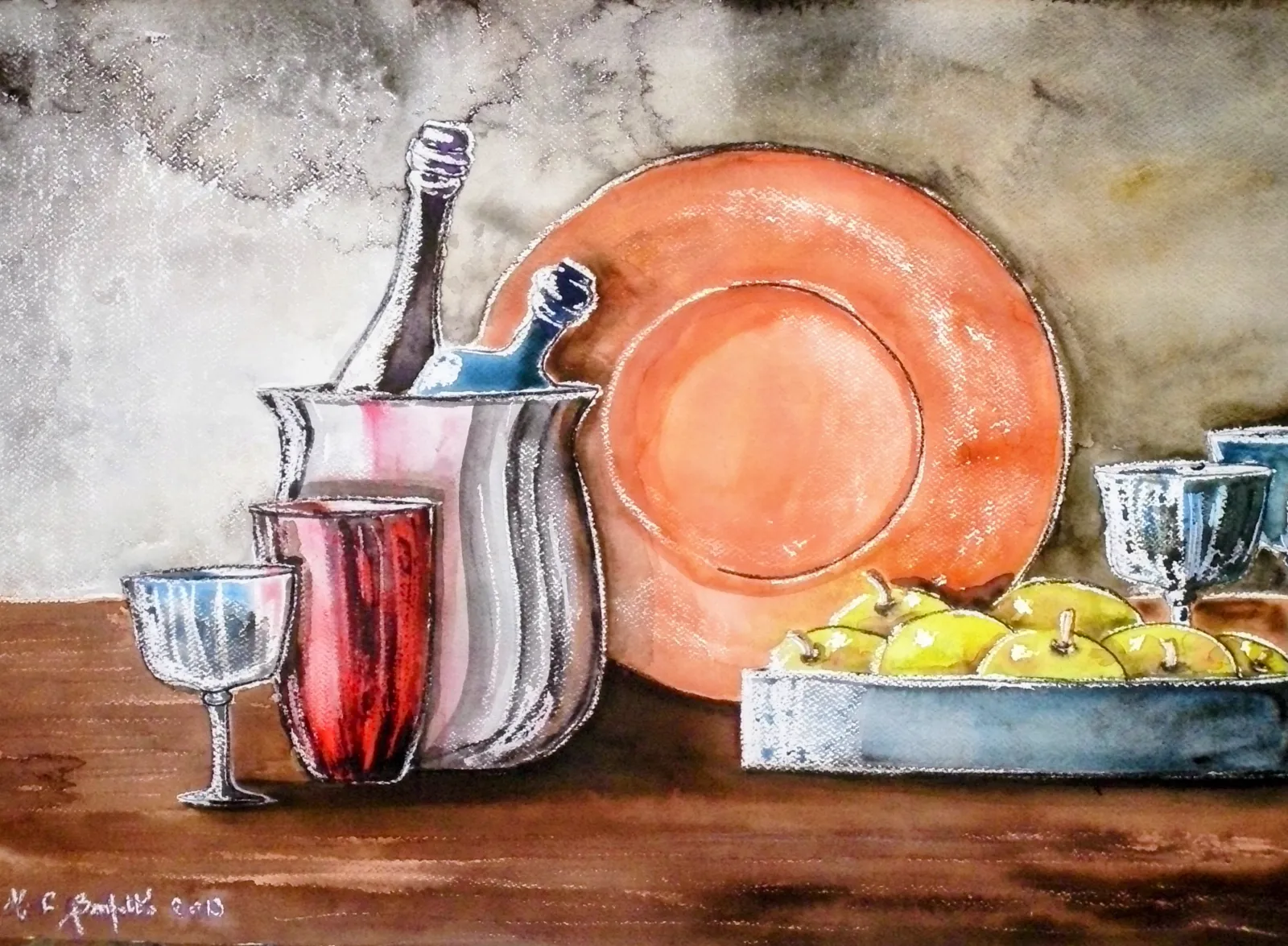 Acquerello con bottiglie di vino, secchiello d'argento e mele gialle, opera di Maria Carmela Benfatto.