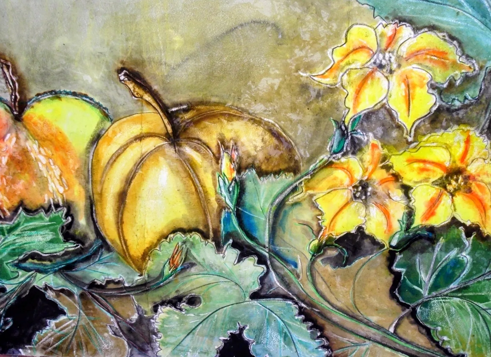 Pittura di zucca gialla con fiori di zucca arancioni e foglie verdi, tecnica vetrofusione con contorni neri marcati, di Maria Carmela Benfatto.