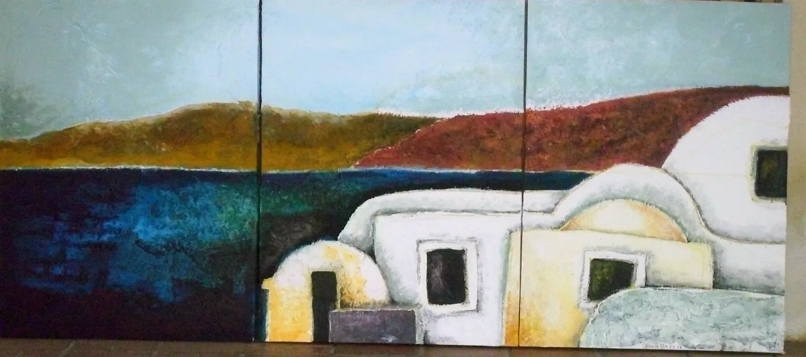 Trittico di case bianche cicladiche con cupole sul mare blu intenso, colline ocra-rosse e cielo grigio-azzurro, dipinto su tre tele.